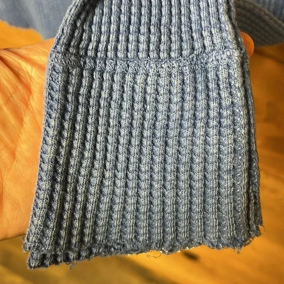 Free people one women’s cropped long, sleeved‎ shirt blue button V-neck 17 PTP - Picture 7 of 8